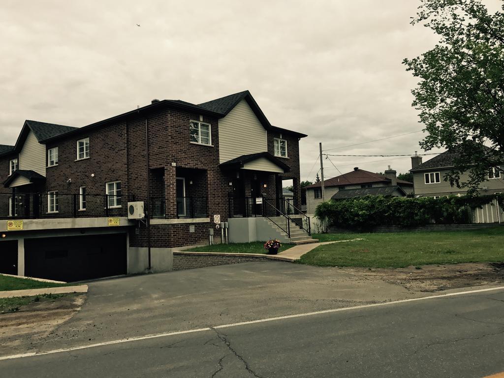 2-bedroom Townhome Saint-Martin West Laval Apt D Екстериор снимка