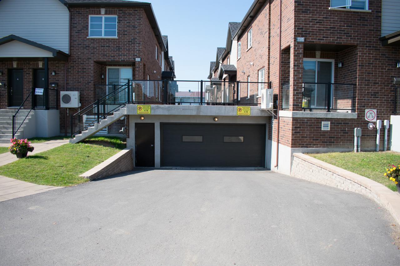 2-bedroom Townhome Saint-Martin West Laval Apt D Екстериор снимка